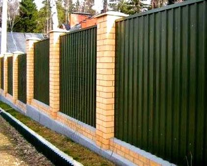 Установка забора на неровном участке