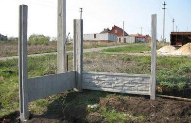 Монтаж забора из бетонных плит Монтаж забора из бетонных плит