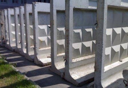 Установка забора из бетонных плит Установка забора из бетонных плит