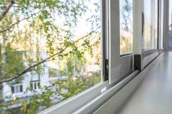 Раздвижные окна на балкон: полезные советы и рекомендации