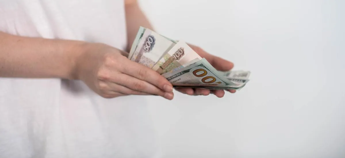 Рубль ждет резкое падение: вкладываться ли в доллары или оставить деньги на вкладе? Рубль ждет резкое падение: вкладываться ли в доллары или оставить деньги на вкладе?