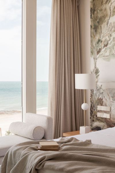 Светлый современный интерьер на берегу моря в Испании Светлый современный интерьер на берегу моря в Испании