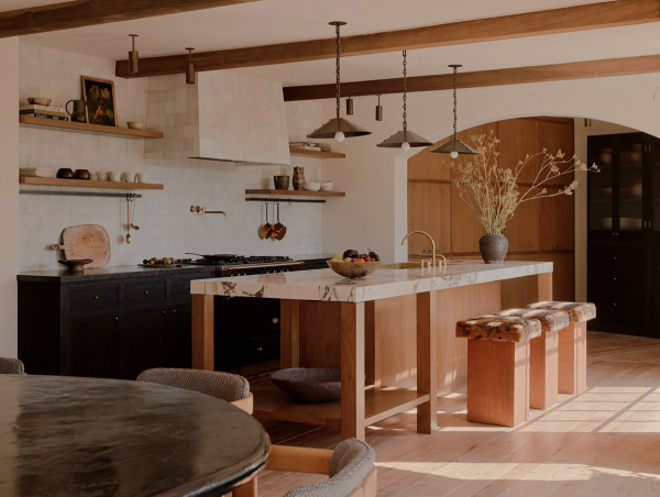 Нотки mid century в дизайне испанской виллы в Калифорнии Нотки mid century в дизайне испанской виллы в Калифорнии
