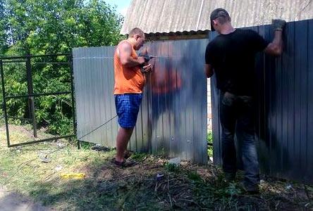 Высота и нормы установки забора между соседями Высота и нормы установки забора между соседями