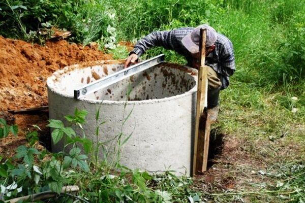 Водоснабжение загородного дома из колодца: специфика обеспечения частных домов колодезной водой Водоснабжение загородного дома из колодца: специфика обеспечения частных домов колодезной водой