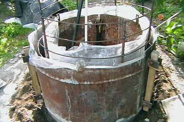 Водоснабжение загородного дома из колодца: специфика обеспечения частных домов колодезной водой Водоснабжение загородного дома из колодца: специфика обеспечения частных домов колодезной водой