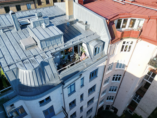 Смелые краски в дизайне квартиры на чердаке в Гетеборге (81 кв. м)