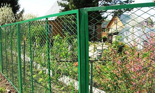 Заборы зеленого цвета из сетки и профнастила Заборы зеленого цвета из сетки и профнастила