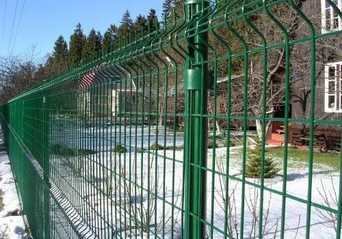 Заборы зеленого цвета из сетки и профнастила Заборы зеленого цвета из сетки и профнастила
