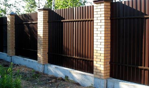 Установка столбов для забора из профнастила