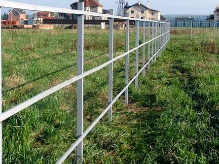 Установка столбов для забора из профнастила