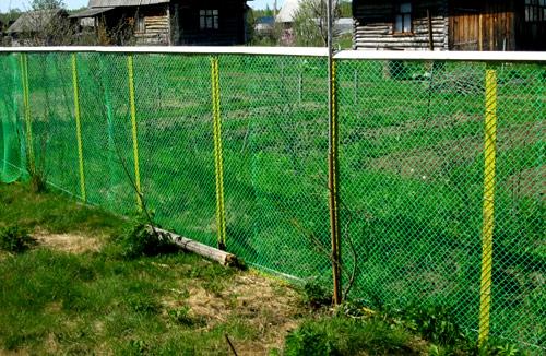 Различные столбы для забора из сетки рабицы
