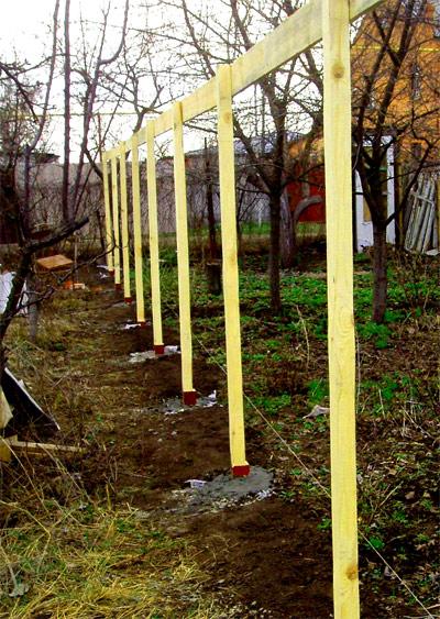 Различные столбы для забора из сетки рабицы