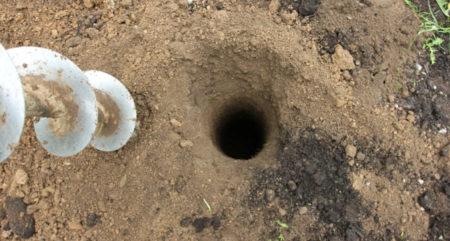Процесс установки забора на глинистой почве
