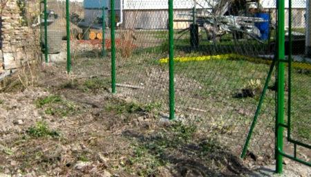 Процесс установки забора на глинистой почве