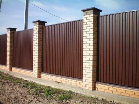 Процесс установки забора на глинистой почве